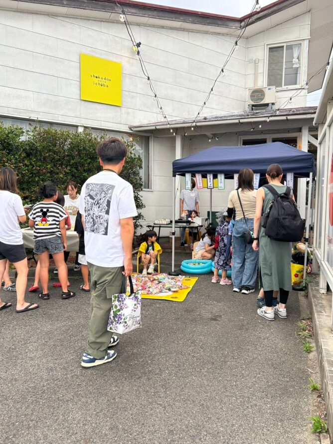 夏縁日の様子。会場は、黄色い看板が目印の「食堂ichiba」。